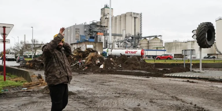 Pénurie de carburant près de Villeneuve-sur-Lot après le blocus Bassens