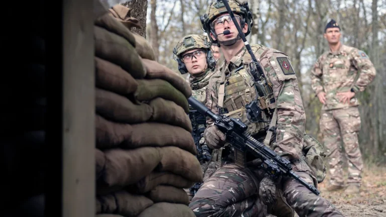 Présentations de Macron sur le déploiement militaire en Ukraine : enjeux et réactions