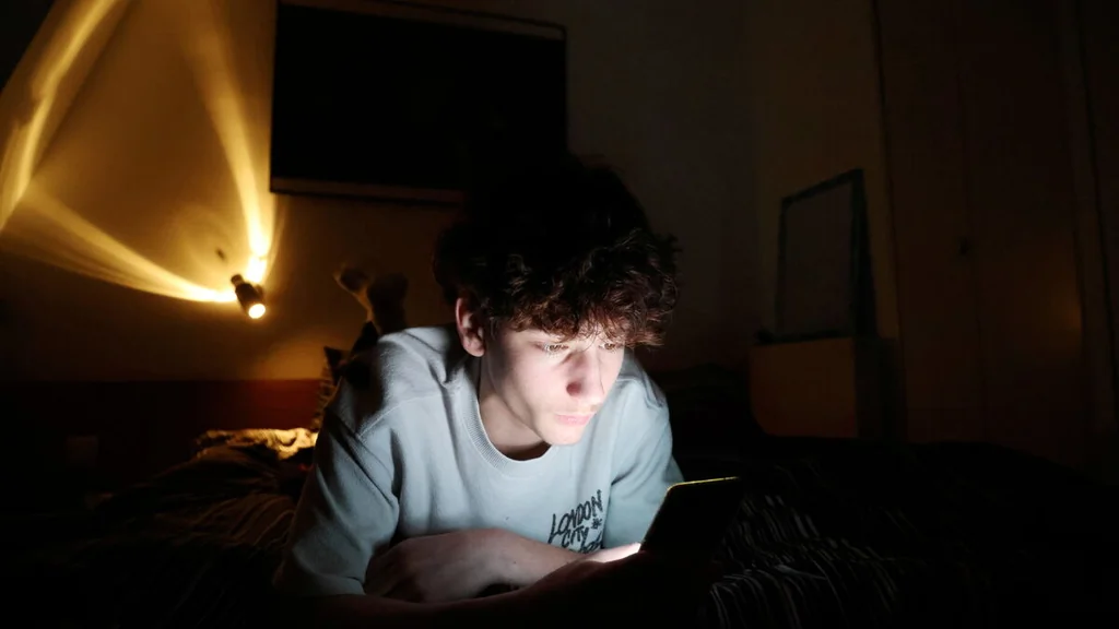 Projet de loi sur l’interdiction des réseaux sociaux aux moins de 15 ans : enjeux et révisions