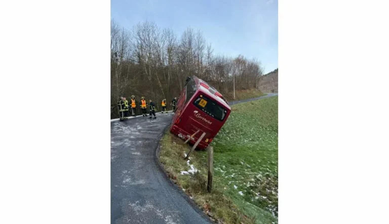 Accident dans le Rhône : un autocar glisse sur le verglas à Thurins