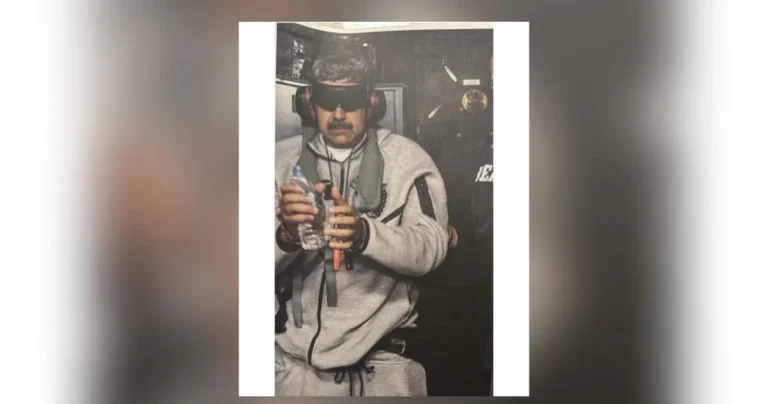 Trump publie une photo de Maduro menotté et masqué