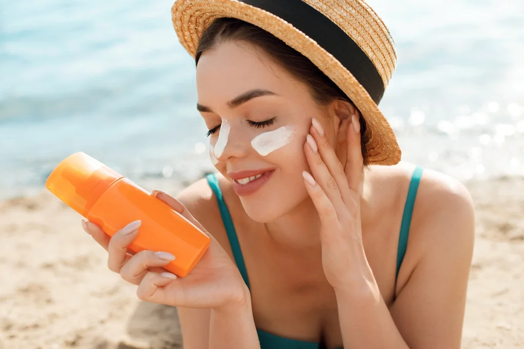 Crème solaire à la plage : 5 erreurs dangereuses à éviter selon un dermatologue