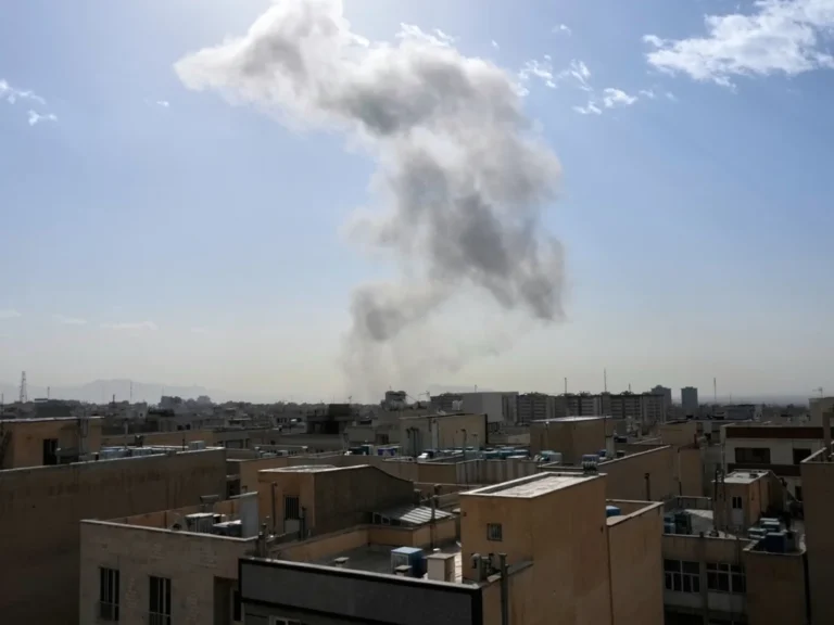États-Unis et Israël frappent l'Iran : explosions à Téhéran