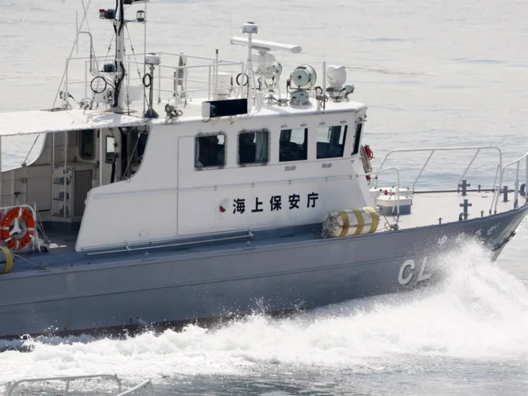 Japon saisit un bateau chinois, capitaine arrêté en mer