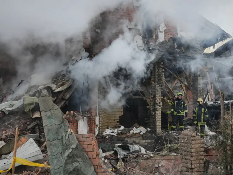 Kiev bombardée avant Genève — Trump et Zelensky pour la paix