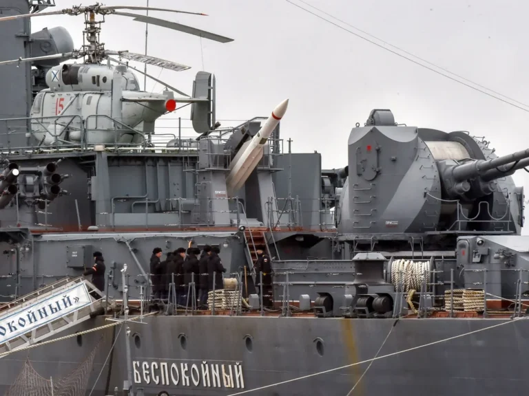 La marine russe menace d'empêcher la saisie de navires marchands