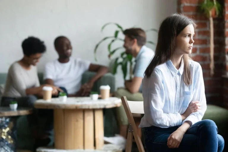 Les défis de communication non verbale chez les adultes autistes