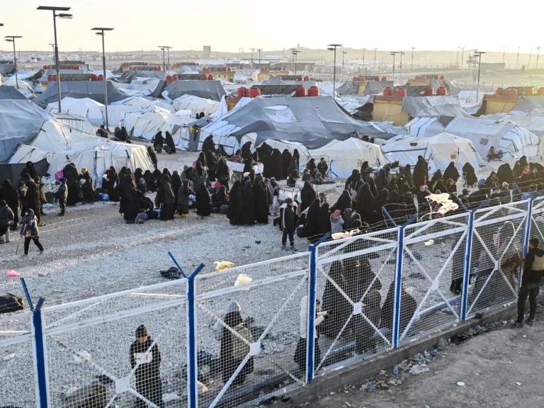 Plus de 5 700 détenus présumés d'EI transférés de Syrie vers l'Irak