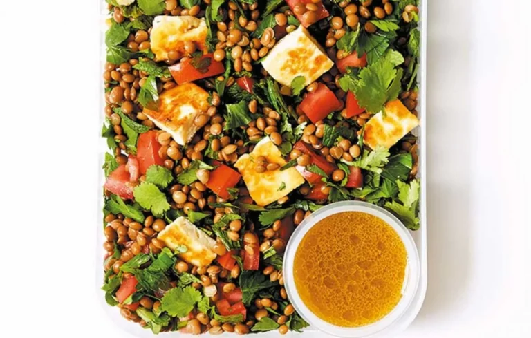 Salade de lentilles et halloumi aux herbes fraîches