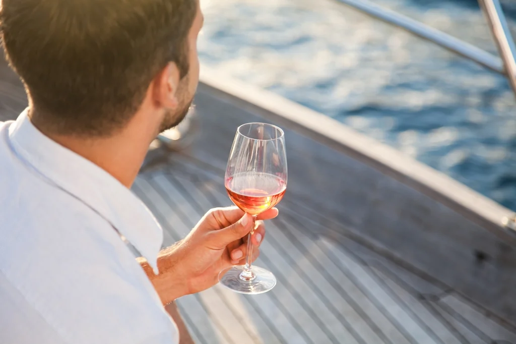 Symptômes insolites : un verre de vin révèle un cancer de la peau