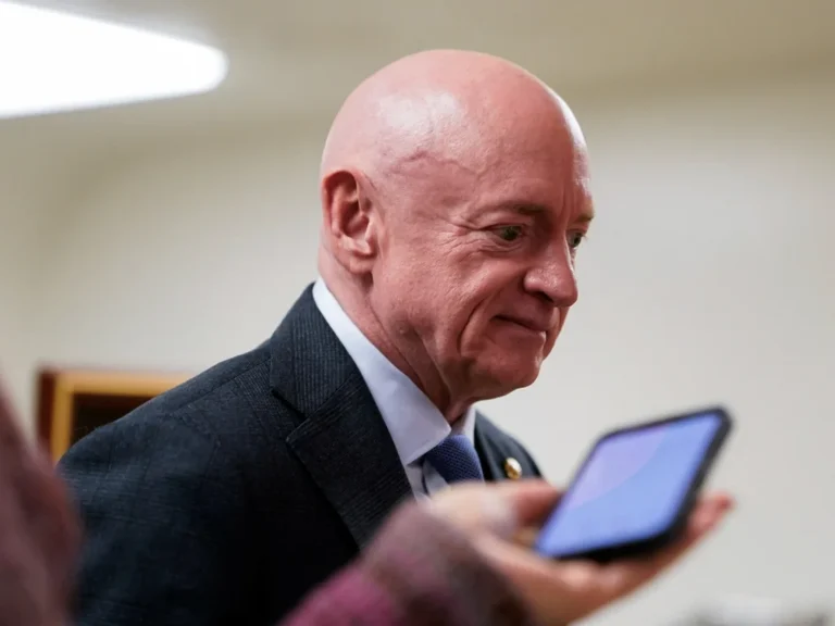Un juge bloque la punition du Pentagone contre le sénateur Mark Kelly