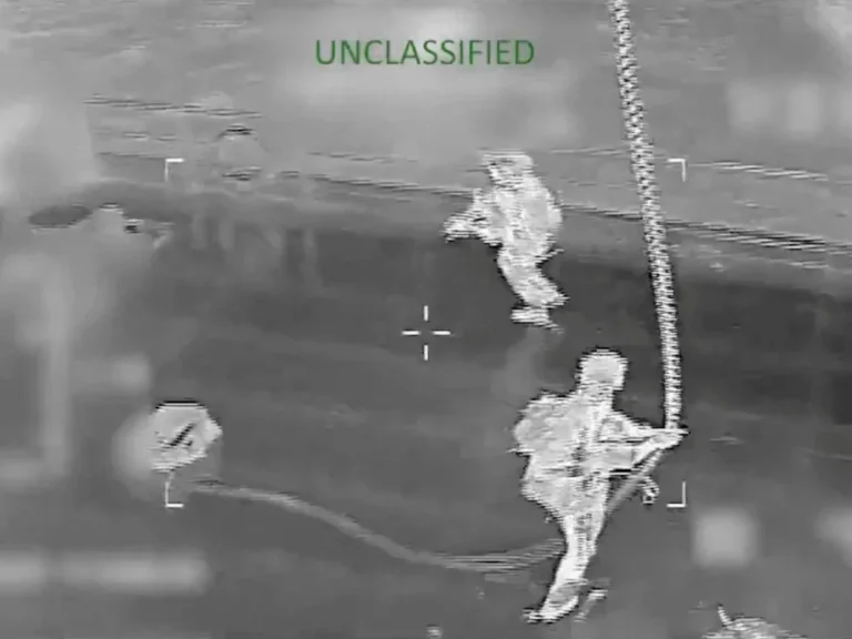 Washington frappe un bateau au Pacifique et saisit une pétrolière