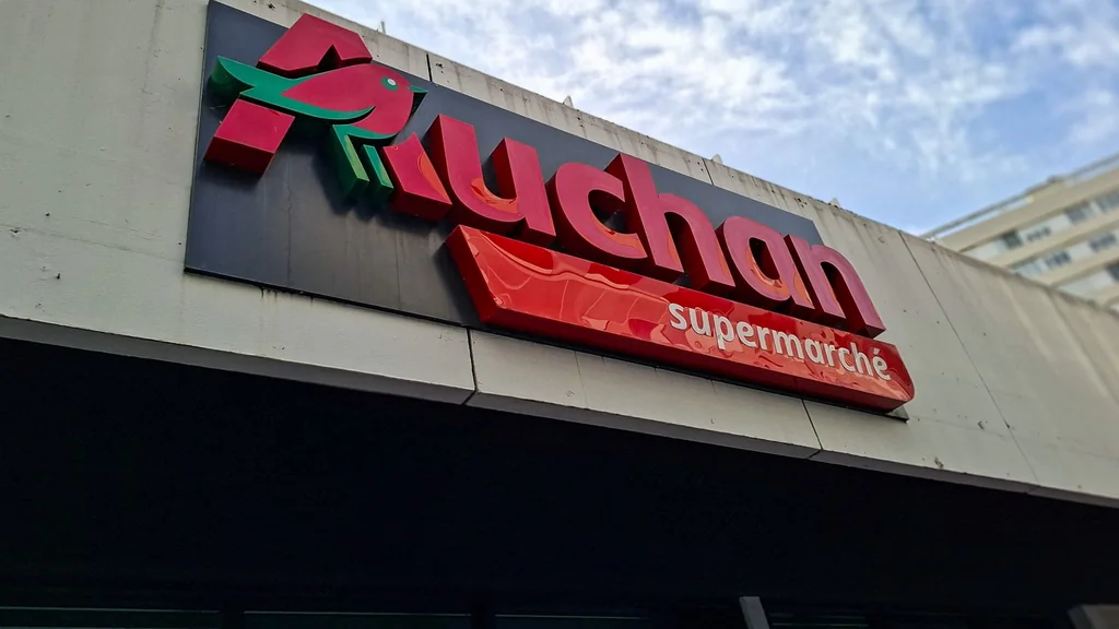 Auchan vend 91 magasins à Intermarché et 164 en franchise