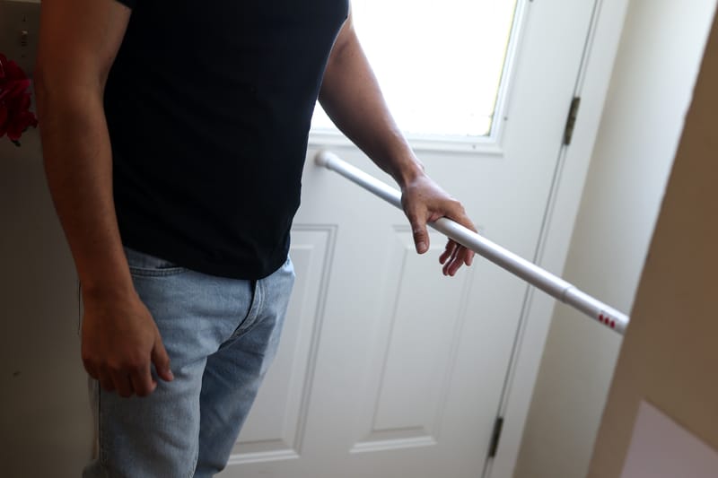 Carlos devant sa porte