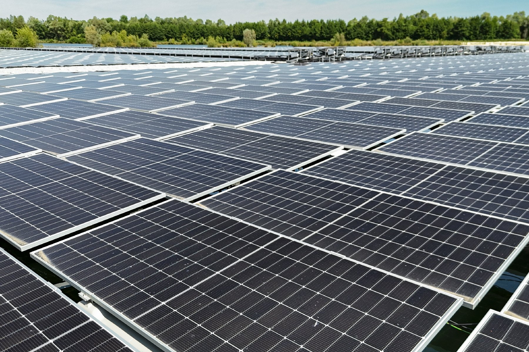 Champ d'éoliennes et panneaux solaires en Europe
