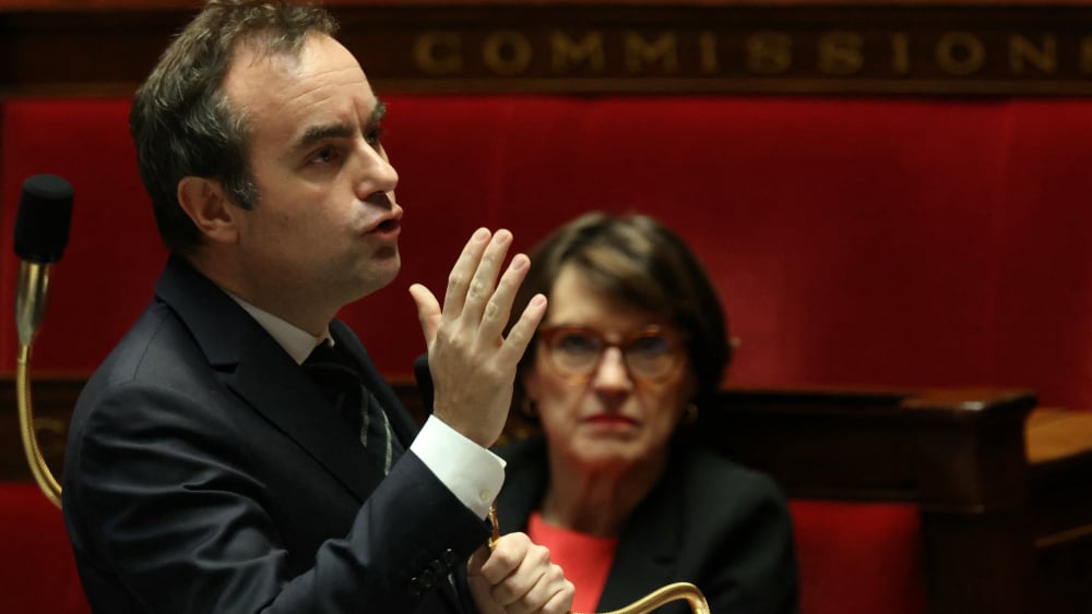 Sébastien Lecornu s'adressant à l'Assemblée