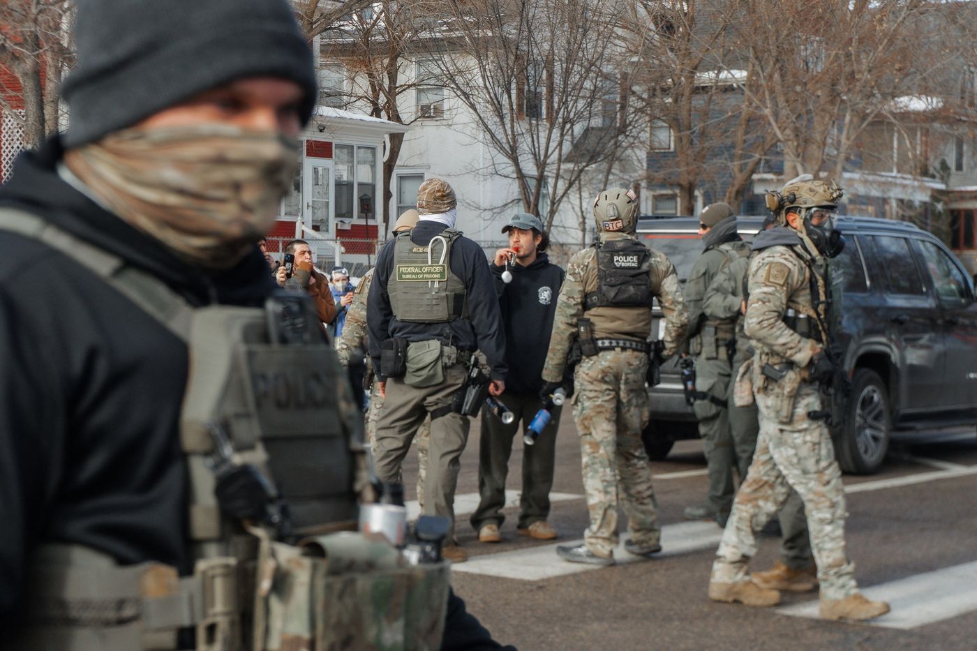 Un habitant de Minneapolis entouré par des agents