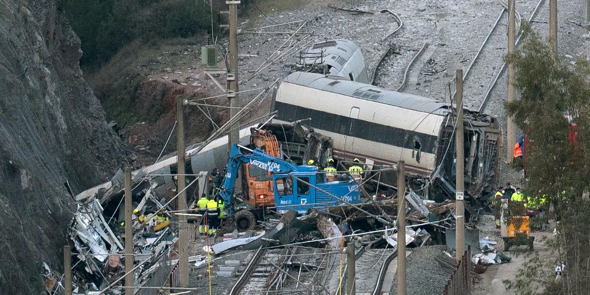 Vue d’un train impliqué dans le déraillement près de Málaga