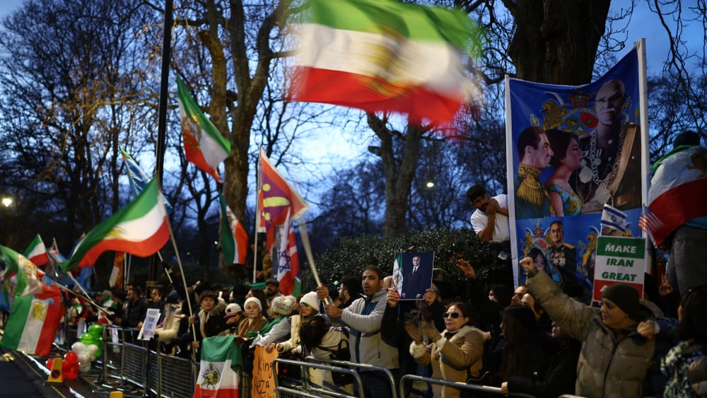 Groupe de manifestants devant l'ambassade iranienne
