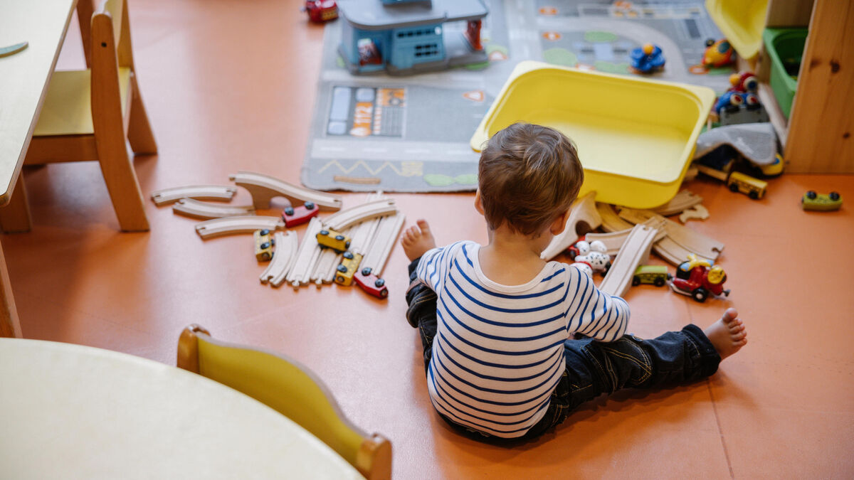 Automobiliste ramenant l’enfant à la crèche