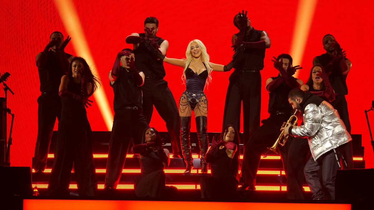 Rihanna et Gims sur scène lors du Gala des Pièces Jaunes