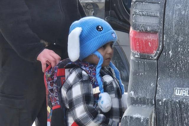 Liam Conejo Ramos détenu par des agents dans le cadre des raids