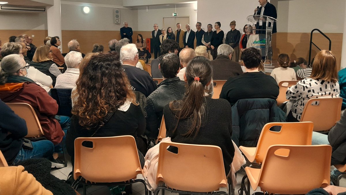 Dispositif de cérémonie et public à Le Sequestre