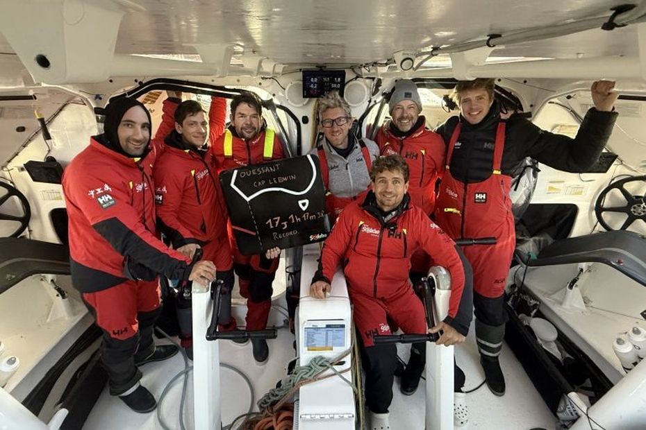 Équipage Sodebo Ultim 3 en mer près d'Ouessant