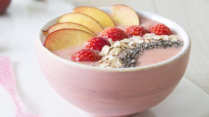 Smoothie bowl de fraises et pêches