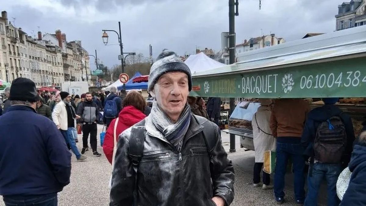 Candidat RN Pascal Lesellier au marché de Bayonne enfariné