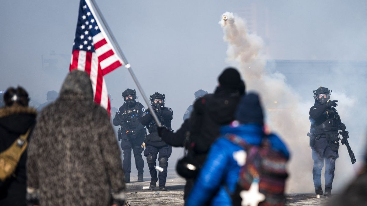 Manifestants et policiers à Minneapolis lors d'un rassemblement