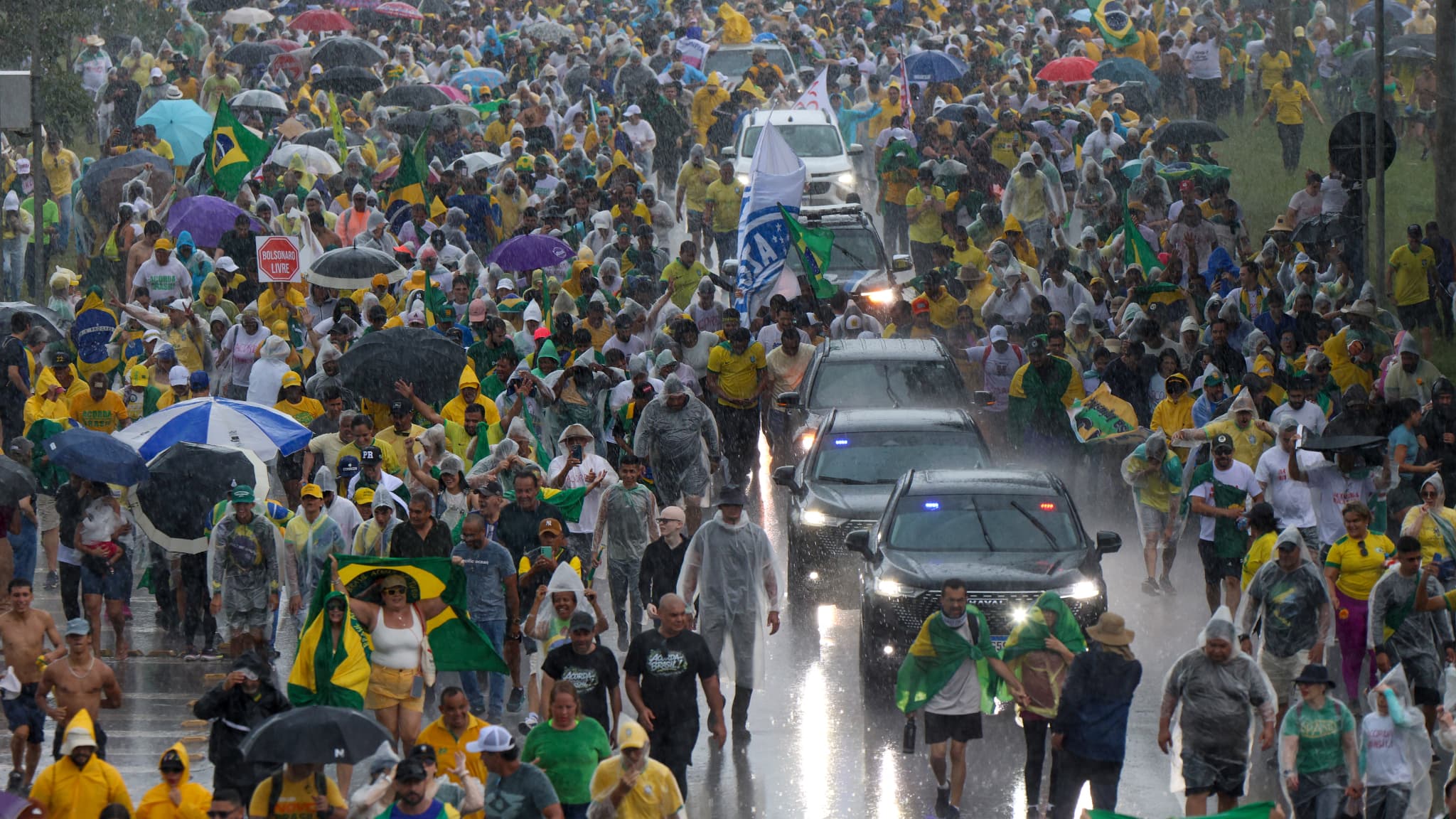 Foule près de la place Cruzeiro lors d'une manifestation pro-Bolsonaro à Brasilia