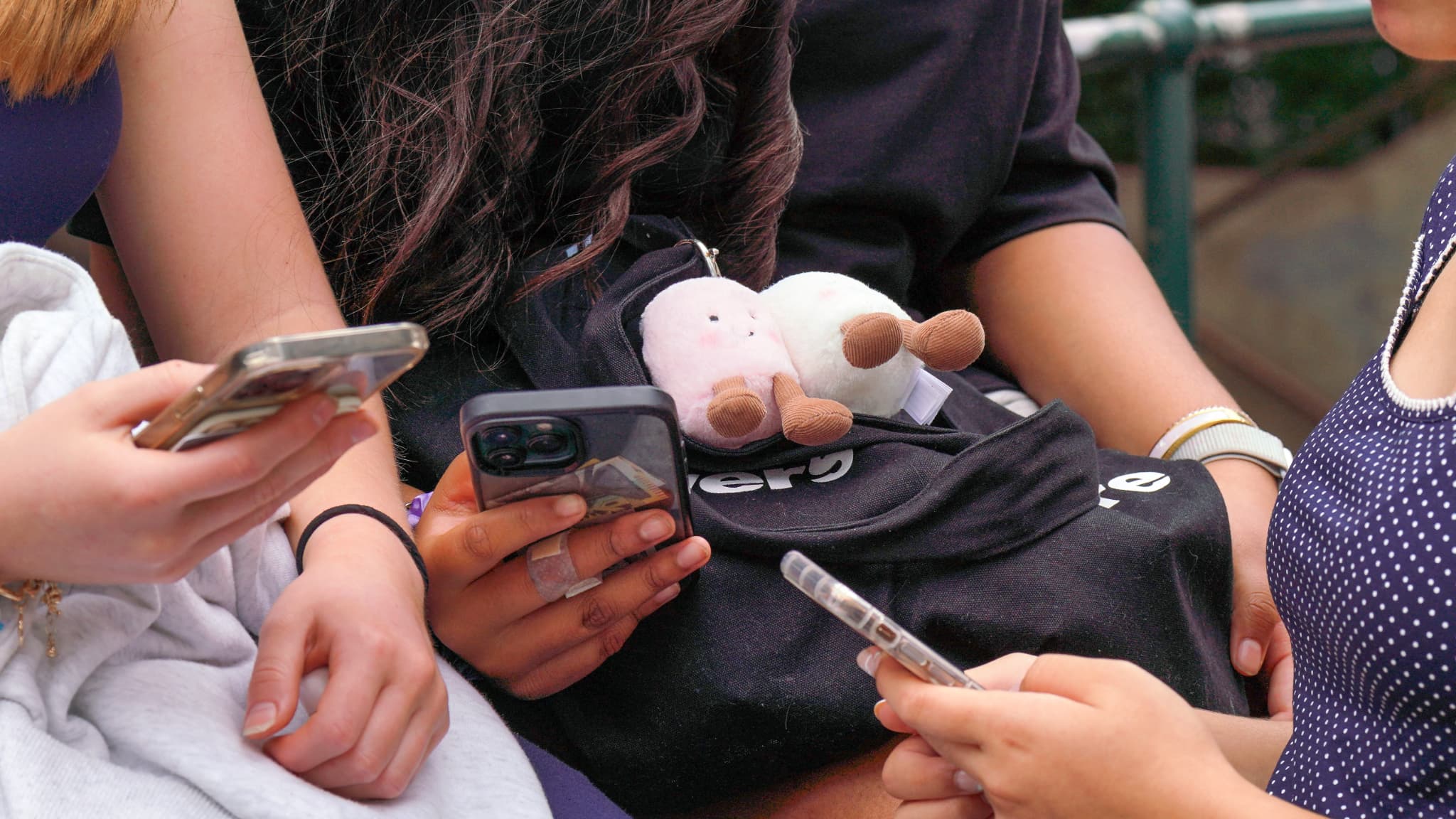 Adolescente regardant son smartphone dans un cadre scolaire