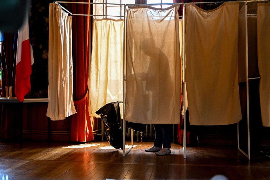 Électeurs devant urne lors des municipales 2026