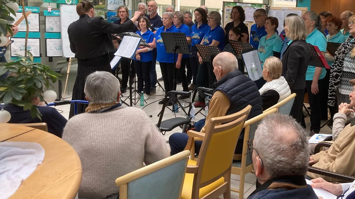 Résidents et visiteurs lors d'un après-midi musical à l'hôpital Saint-Jacques