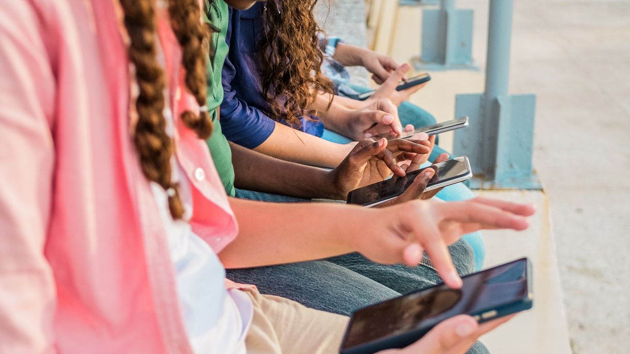 Adolescents utilisant les réseaux sociaux