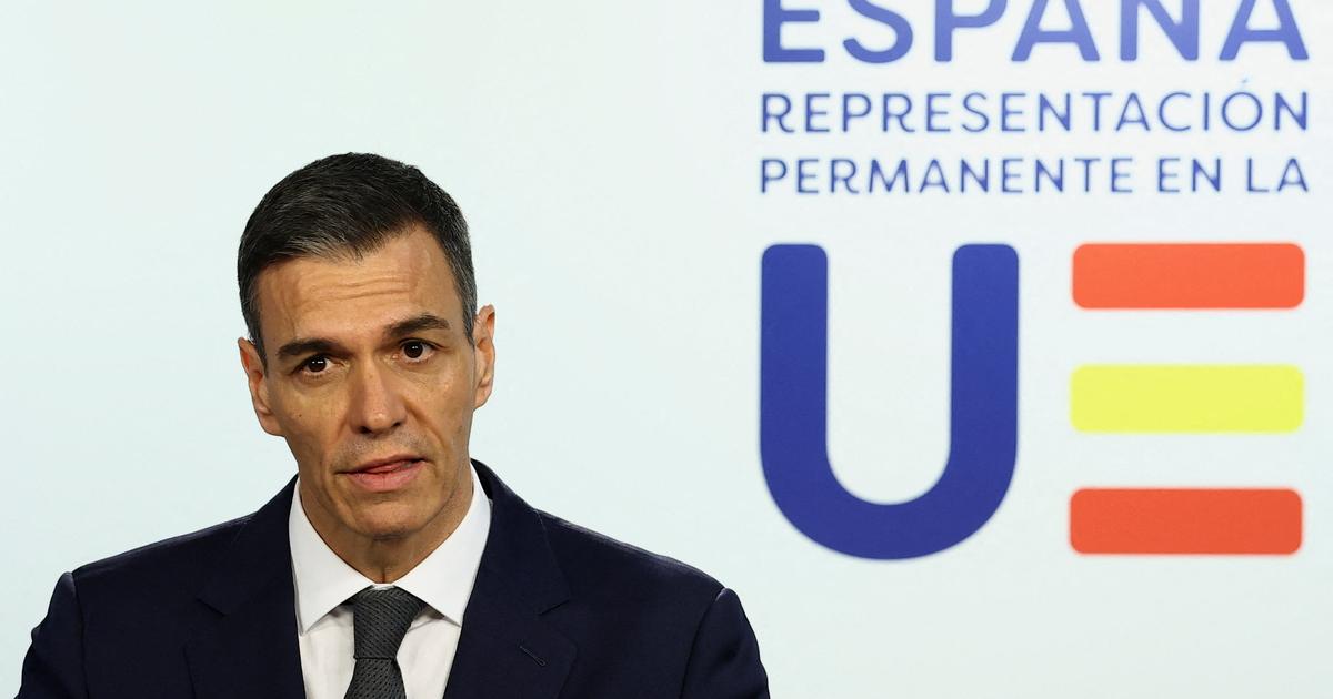 Porte-parole Elma Saiz lors d'une conférence de presse sur le décret