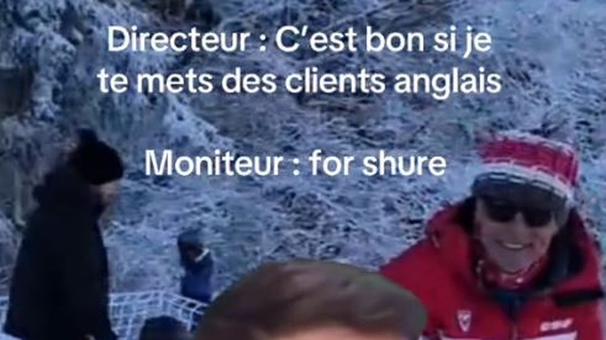 Skieurs sur les pistes reprenant le slogan For Sure