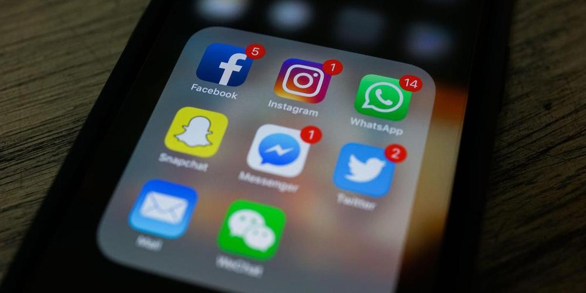 Smartphone affichant une application réseaux sociaux