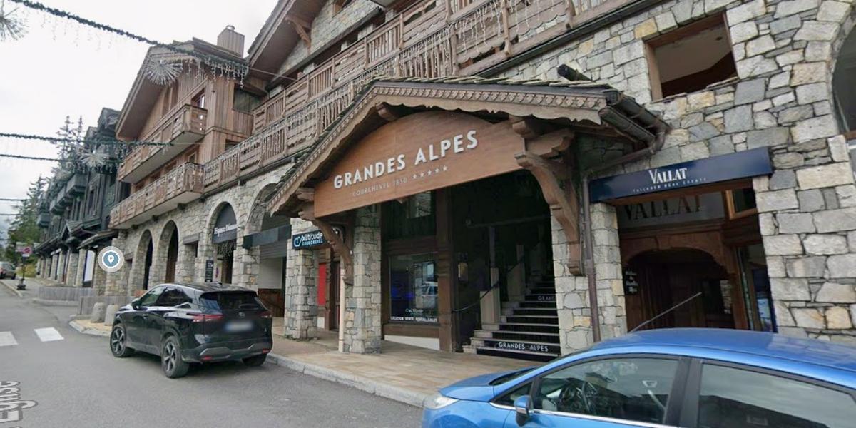 Hôtel Grandes Alpes et bâtisse autour à Courchevel 1850