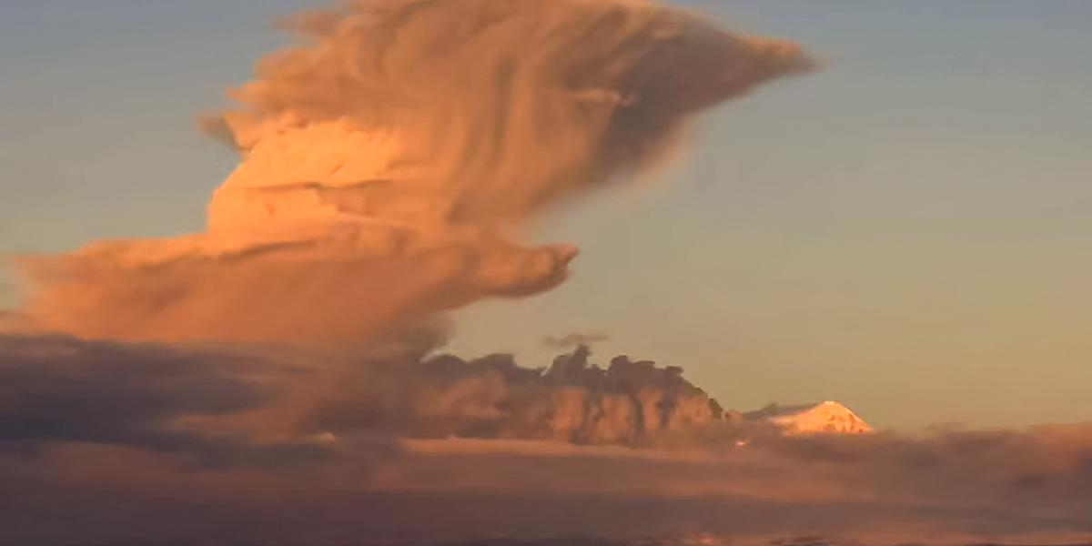Panache de cendres du volcan Chiveloutch
