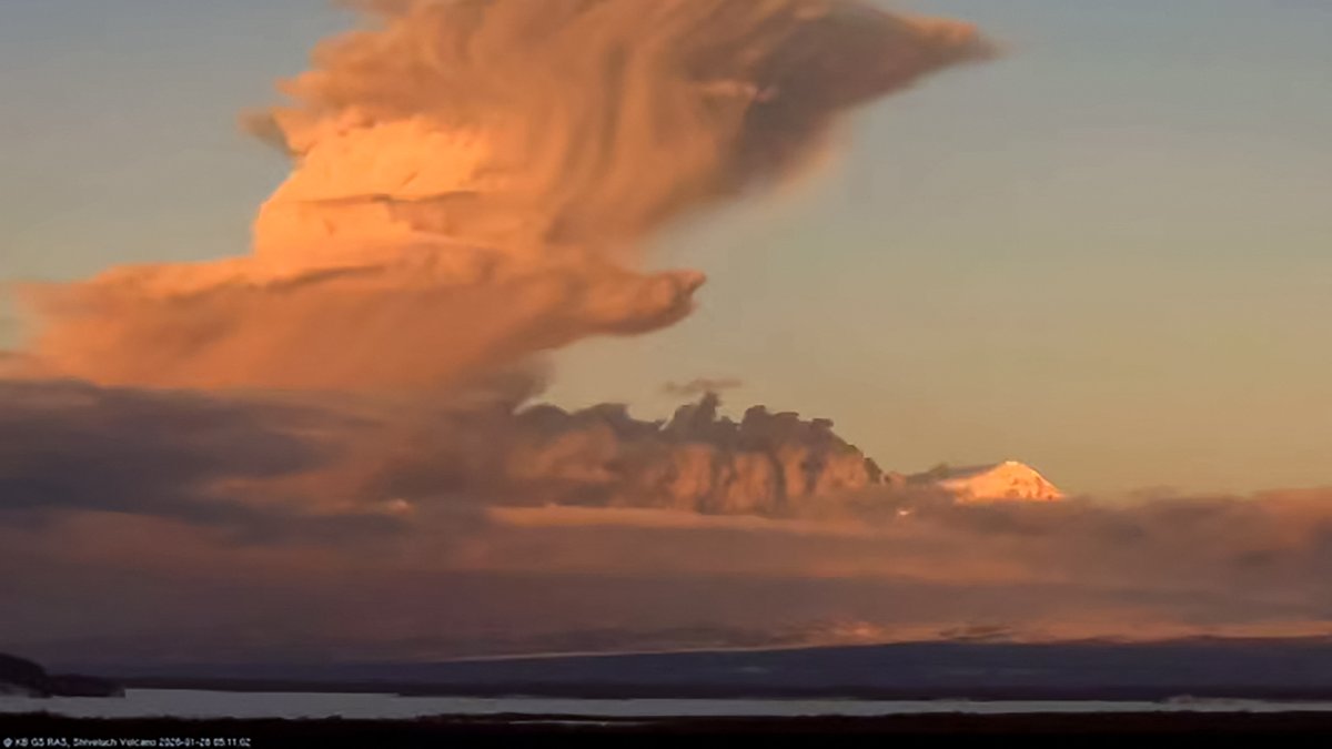 Vue du volcan Chiveloutch en éruption