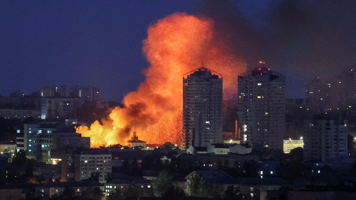 Vue d’un immeuble endommagé dans une zone touchée par les frappes en Ukraine