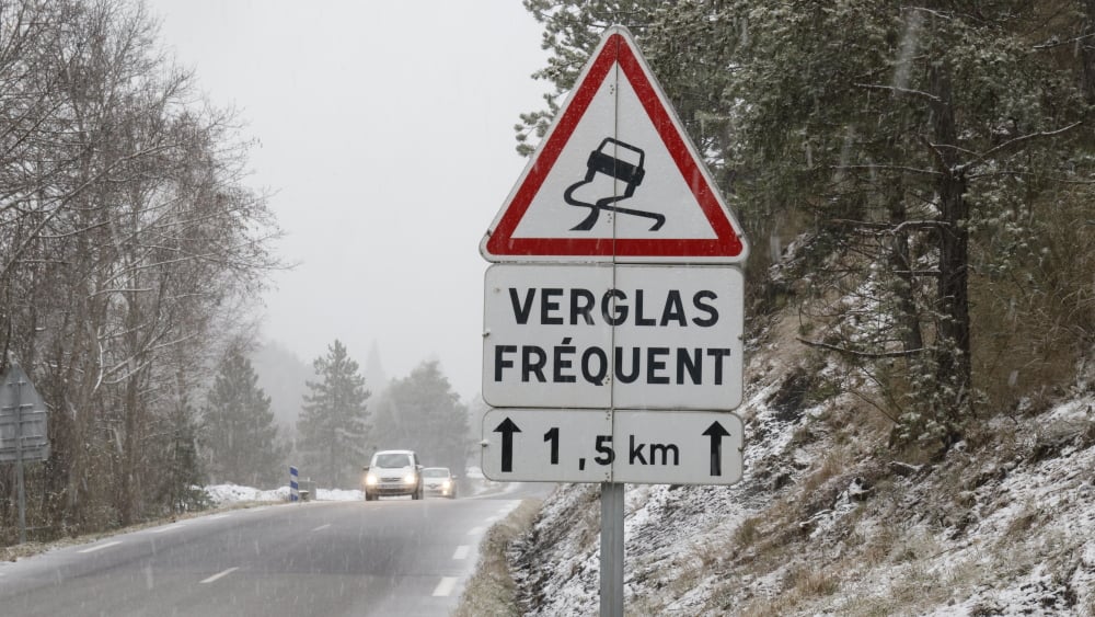 Vue des routes enneigées et verglas dans les Alpes du Sud