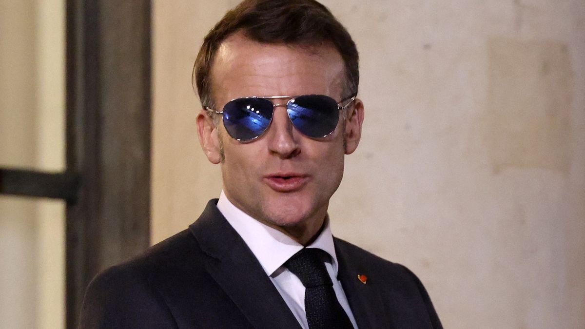Macron portant des lunettes lors du Davos 2026