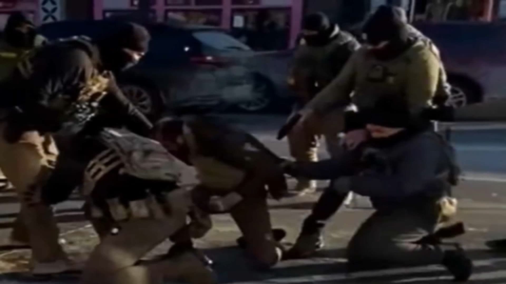 Agents fédéraux arrêtant un manifestant à Minneapolis