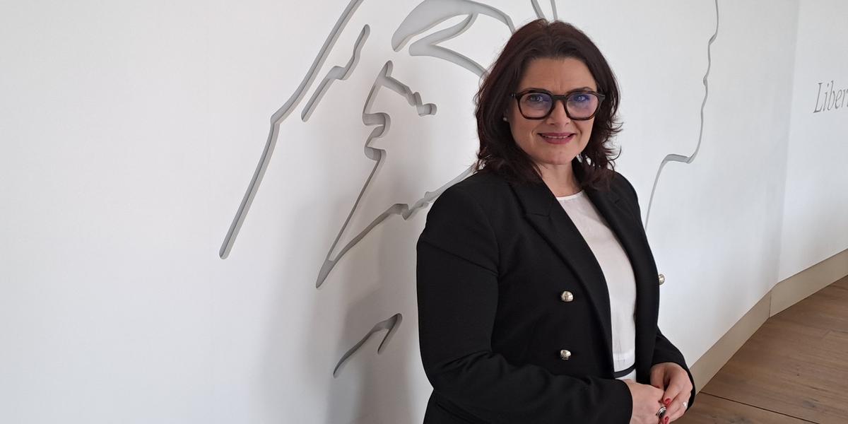 Karine Desmoulin lors d'une annonce municipale