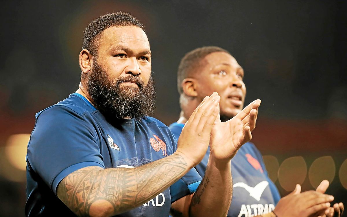Pilier droit Uini Atonio en action pour le XV de France