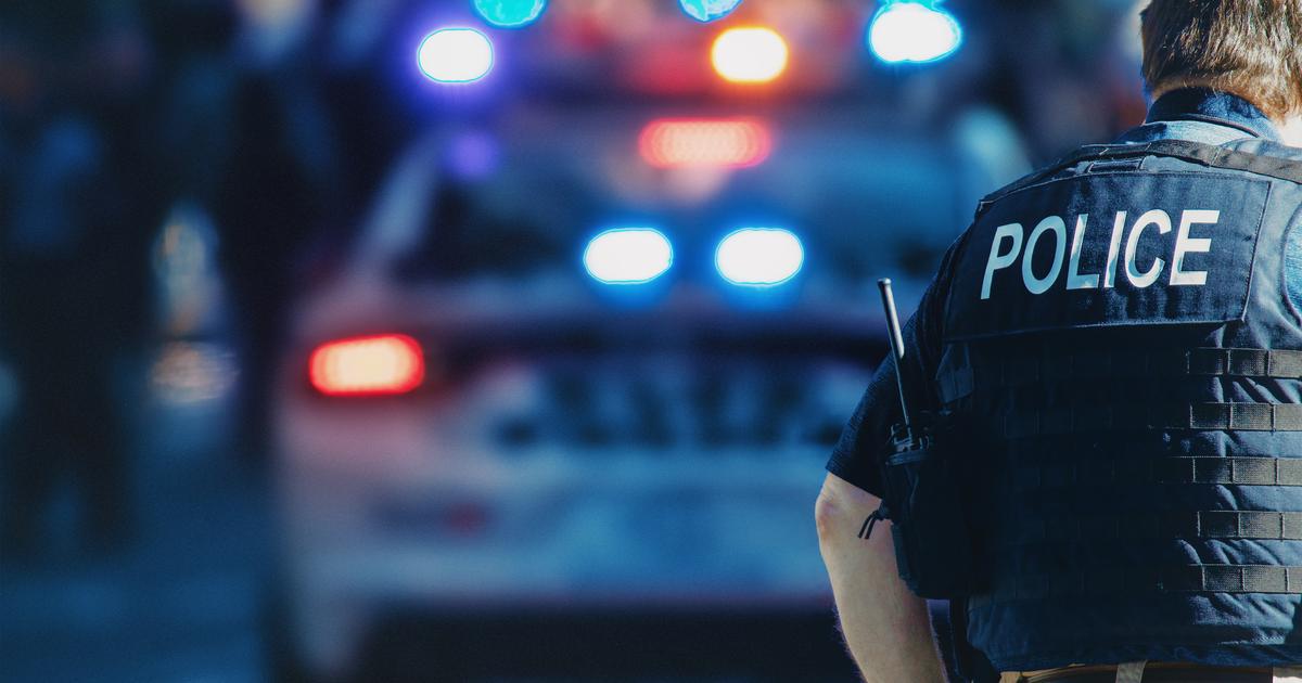 Voiture près de l'entrée d'un centre juif à Brooklyn
