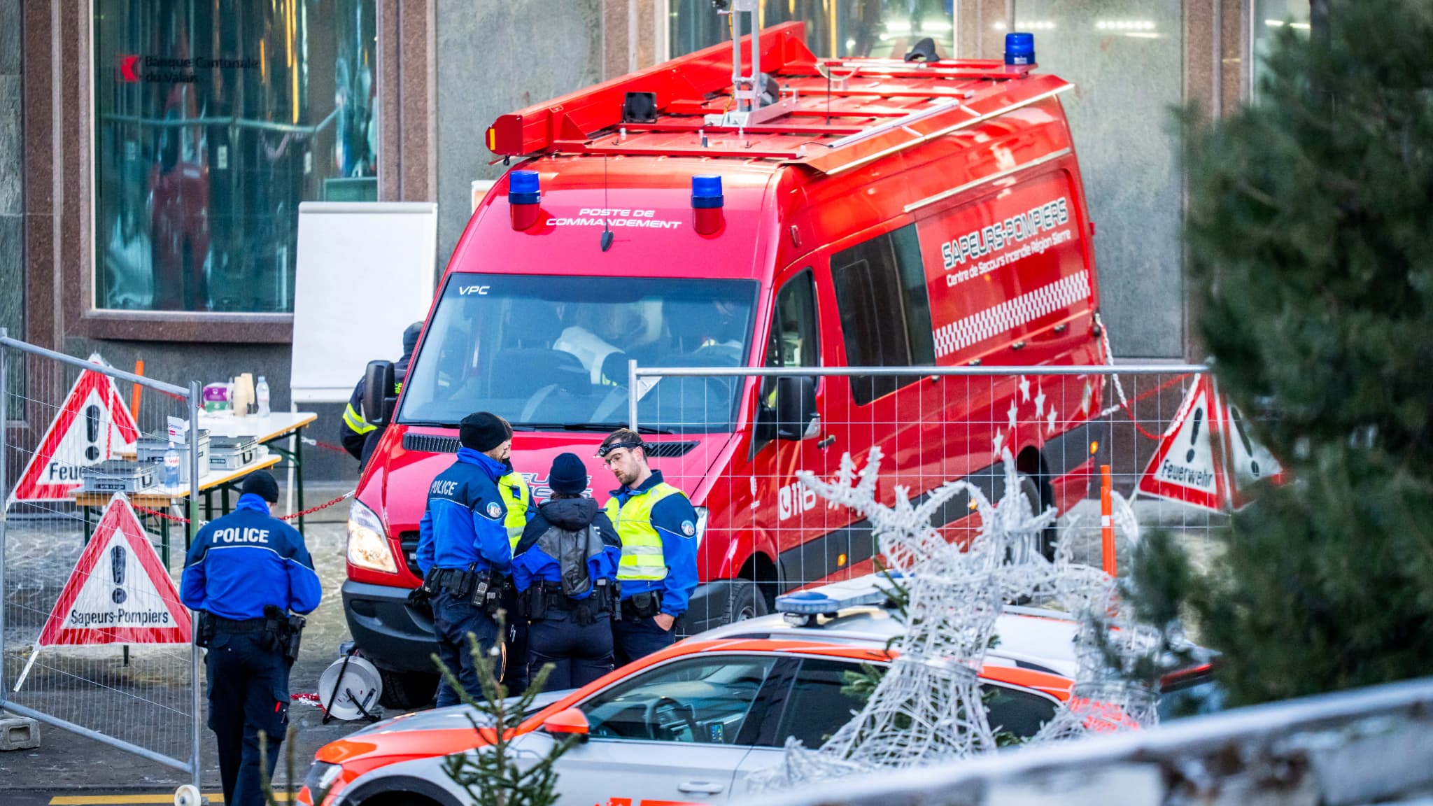 Pompier sur le site de l’incendie du Constellation à Crans-Montana